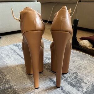 HeelsnThrills Platform Stiletto Nude Leather Peeptoe Pleaser Style 8” Pump sz 8